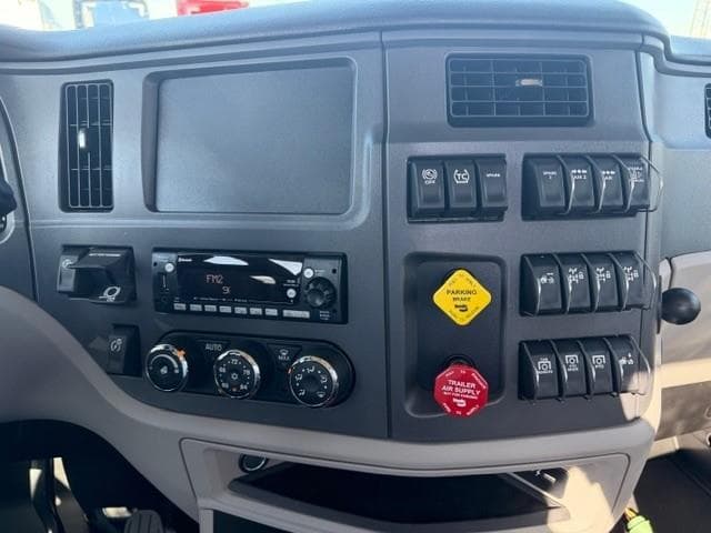 2027 Peterbilt 567 — photo 29