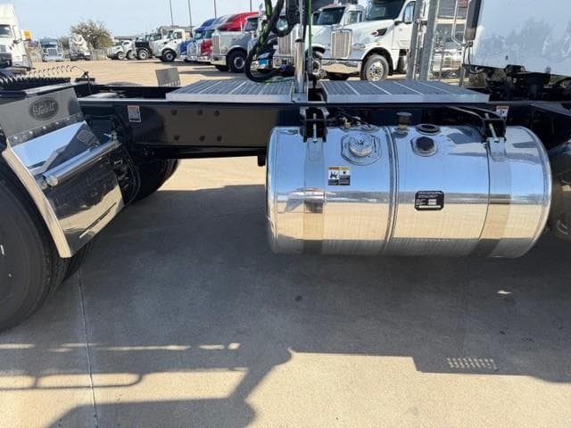 2027 Peterbilt 567 — photo 22