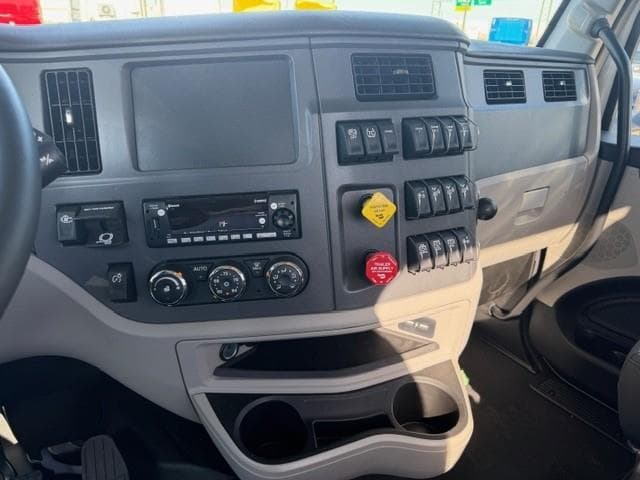 2027 Peterbilt 567 — photo 38