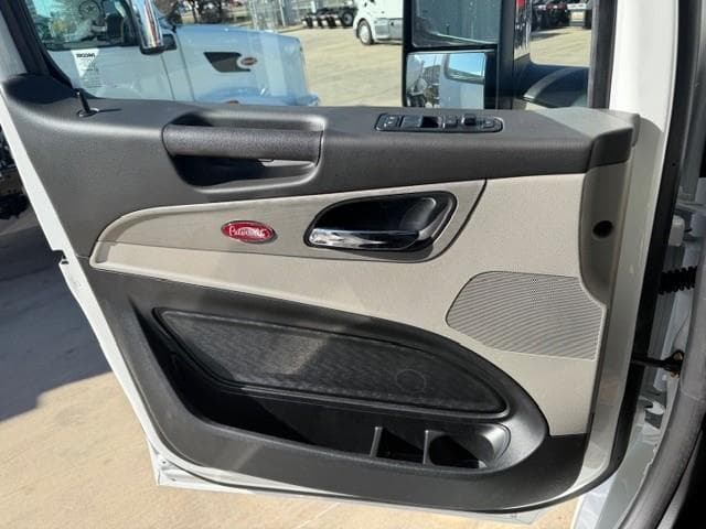 2027 Peterbilt 567 — photo 33