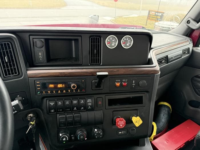 2026 International HX — photo 12