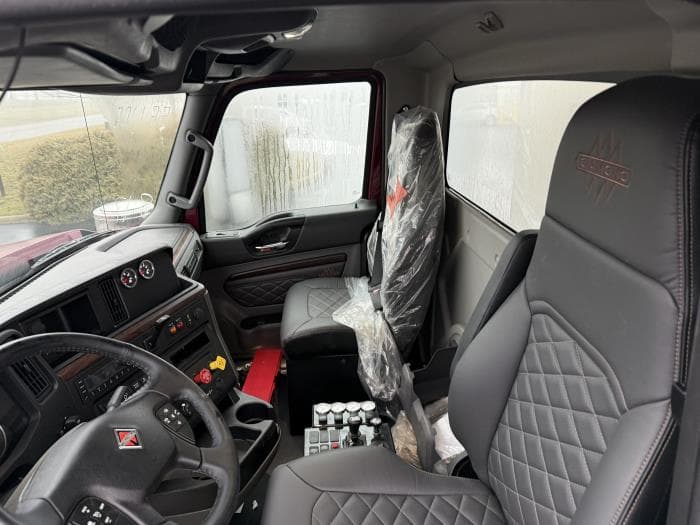 2026 International HX — photo 14