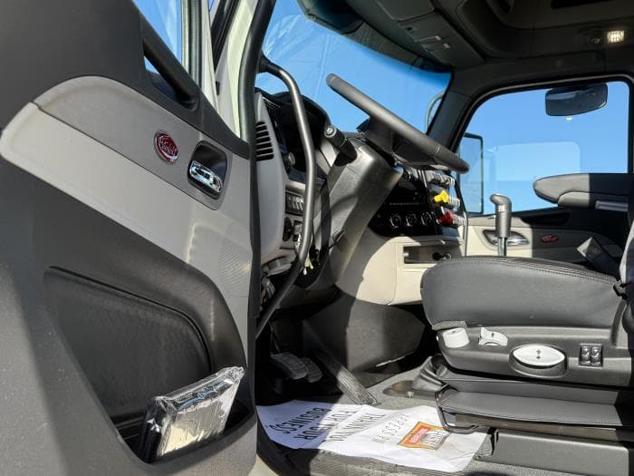 2027 Peterbilt 589 — photo 20