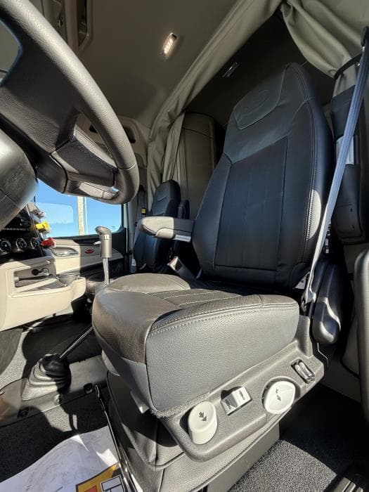 2027 Peterbilt 589 — photo 21