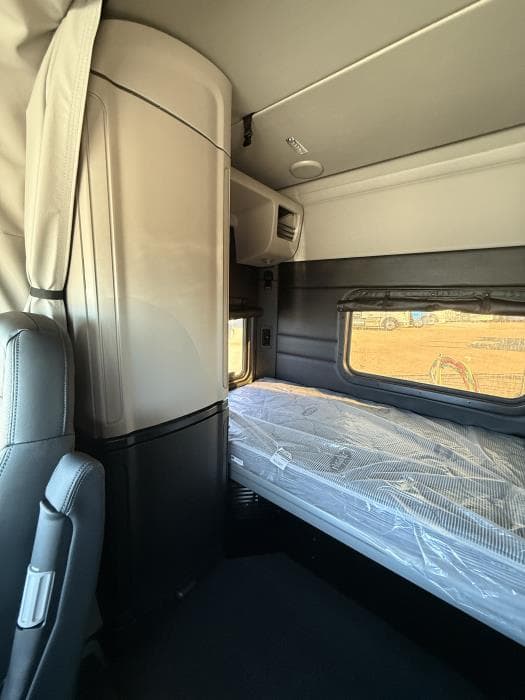 2027 Peterbilt 589 — photo 27