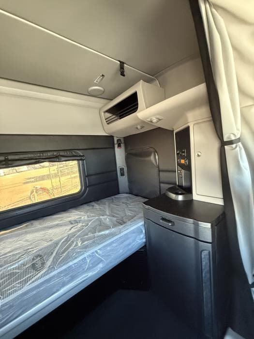 2027 Peterbilt 589 — photo 28