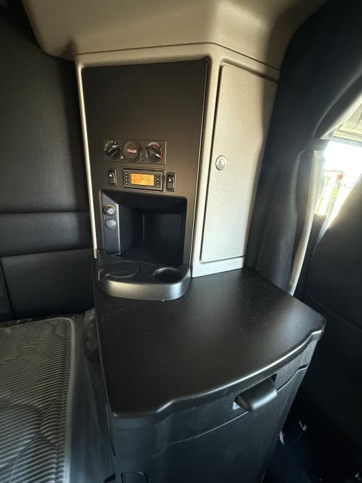 2027 Peterbilt 589 — photo 36