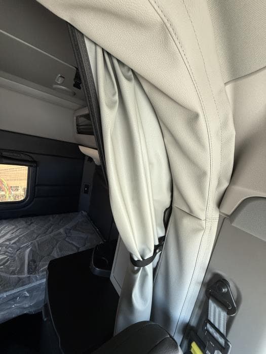 2027 Peterbilt 589 — photo 39