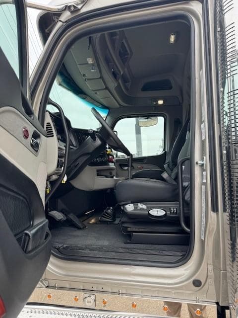 2027 Peterbilt 589 — photo 17
