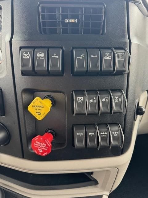 2027 Peterbilt 589 — photo 20