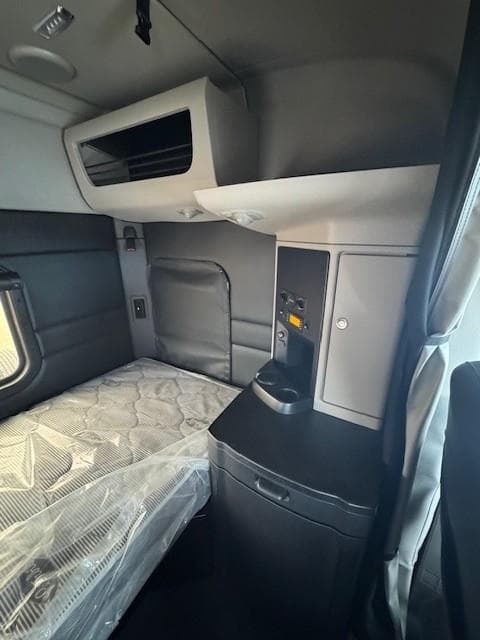 2027 Peterbilt 589 — photo 23