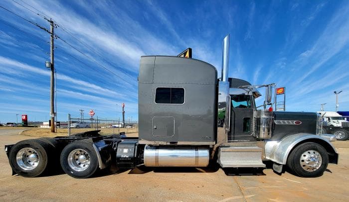 2021 Peterbilt 389 — photo 13