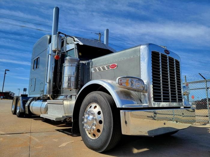 2021 Peterbilt 389 — photo 12