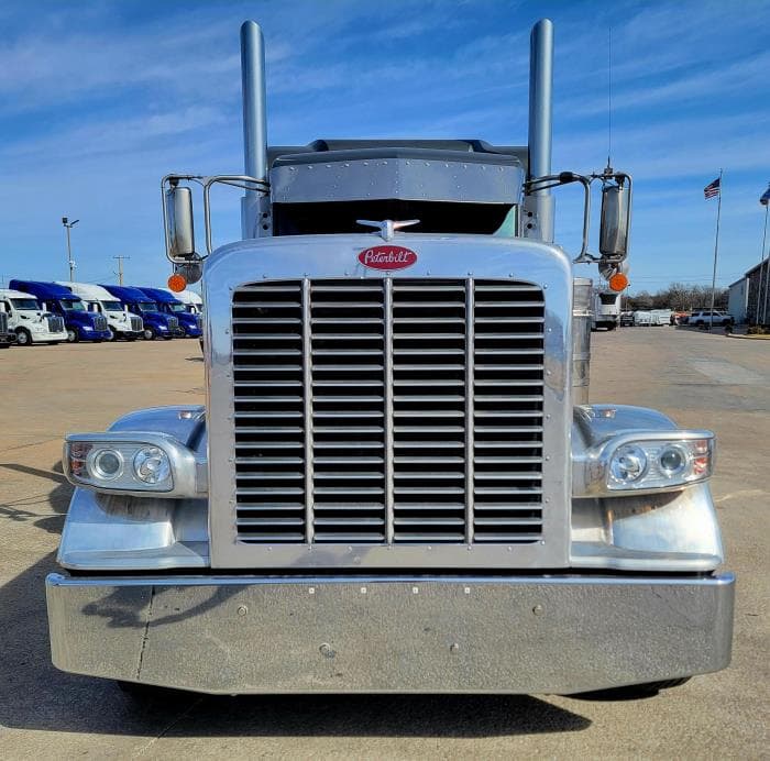 2021 Peterbilt 389 — photo 14