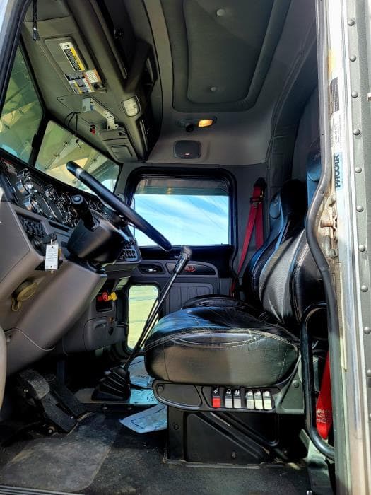 2021 Peterbilt 389 — photo 22