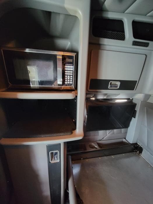 2021 Peterbilt 389 — photo 28