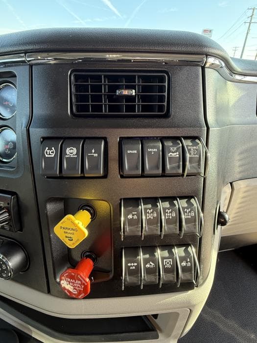 2027 Peterbilt 589 — photo 24