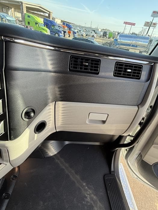 2027 Peterbilt 589 — photo 25