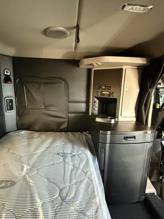 2027 Peterbilt 589 — photo 29