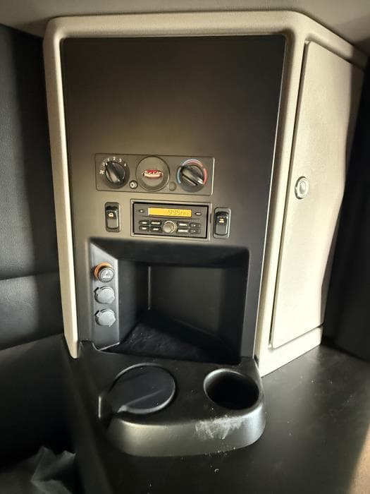 2027 Peterbilt 589 — photo 30