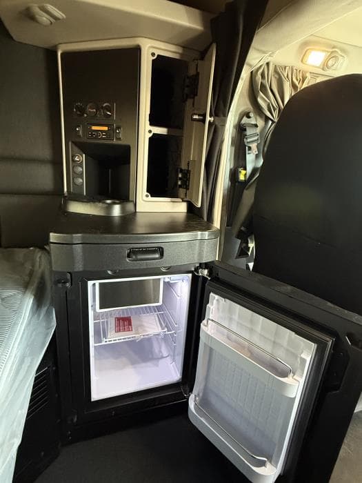 2027 Peterbilt 589 — photo 32