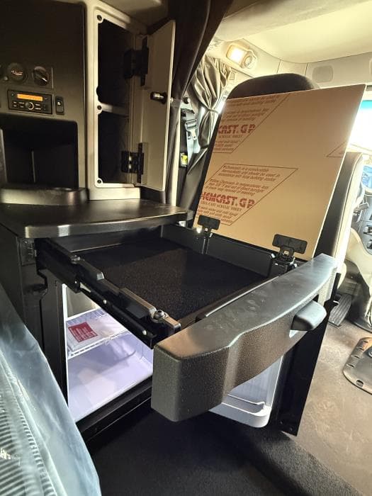 2027 Peterbilt 589 — photo 33