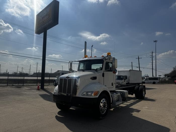 2020 Peterbilt 337 — photo 2