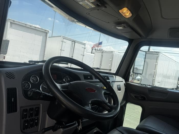 2020 Peterbilt 337 — photo 12