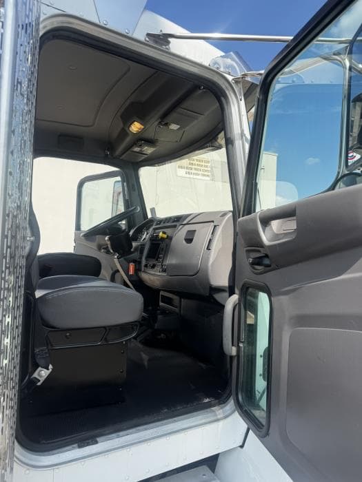 2020 Peterbilt 337 — photo 13