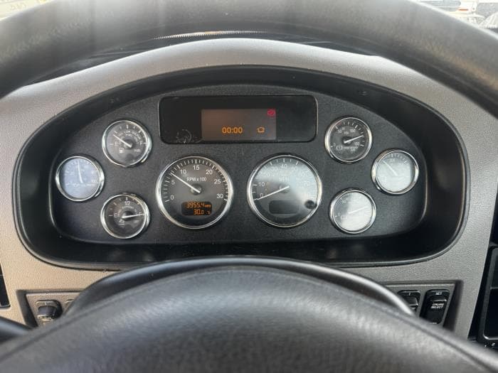 2020 Peterbilt 337 — photo 14