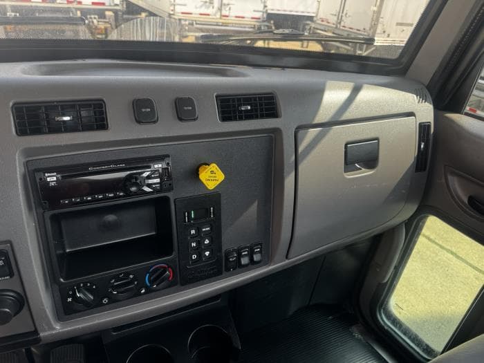 2020 Peterbilt 337 — photo 15