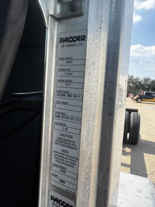 2020 Peterbilt 337 — photo 17