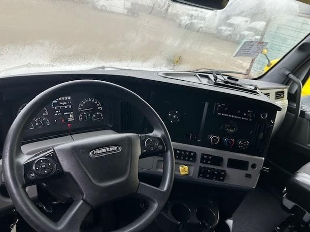 2022 Freightliner Cascadia — photo 5