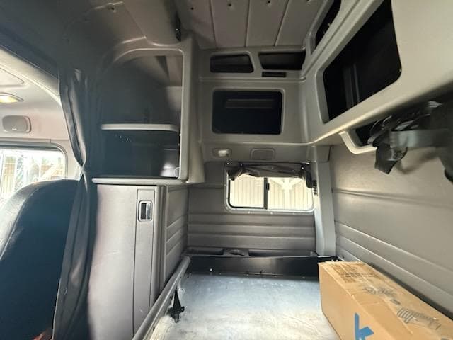 2023 Peterbilt 389 — photo 10