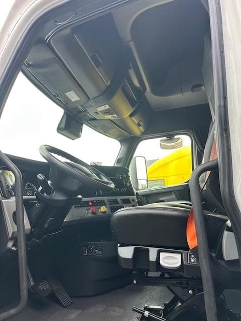 2023 Freightliner Cascadia — photo 3