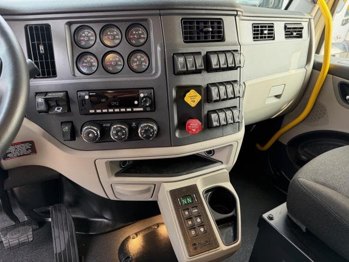 2026 Peterbilt 567 — photo 13