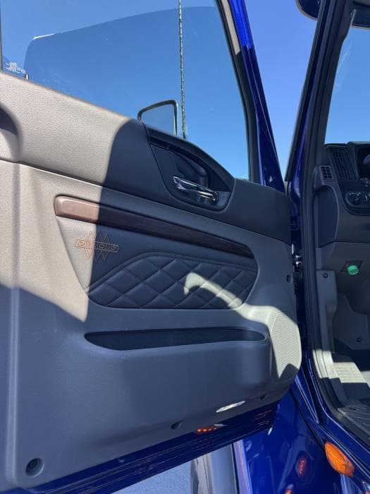 2026 International HX — photo 13