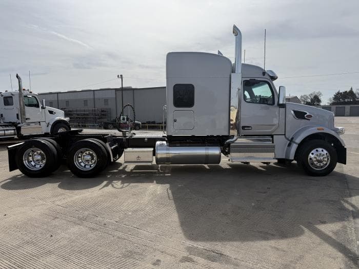 2027 Peterbilt 567 — photo 10