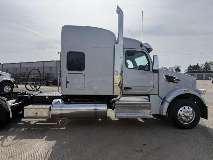 2027 Peterbilt 567 — photo 11