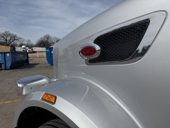 2027 Peterbilt 567 — photo 16