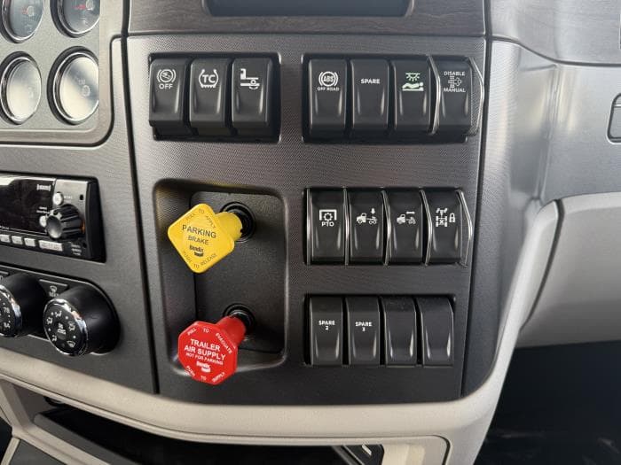 2027 Peterbilt 567 — photo 40