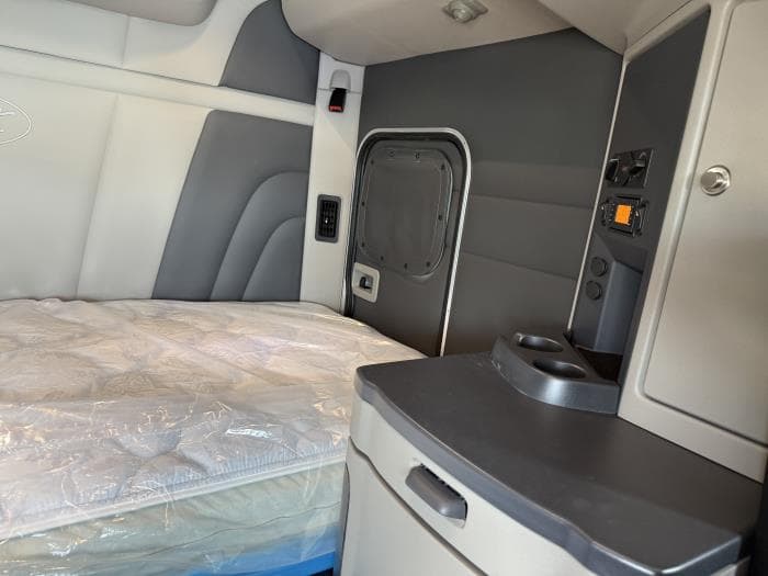 2027 Peterbilt 567 — photo 45