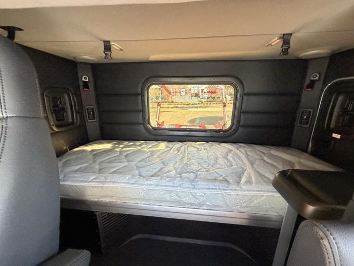 2025 Peterbilt 589 — photo 16