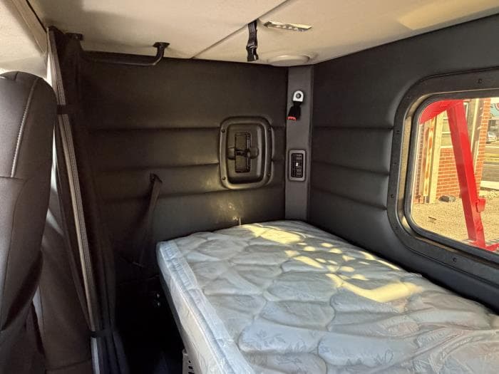 2025 Peterbilt 589 — photo 17