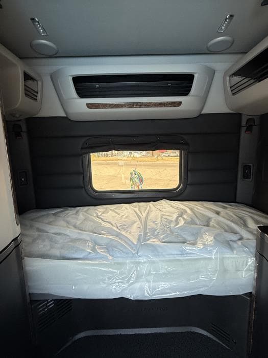 2027 Peterbilt 589 — photo 35