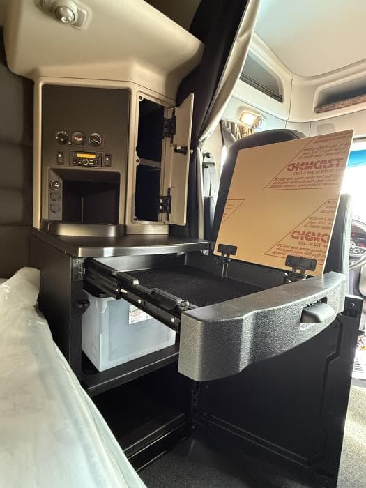 2027 Peterbilt 589 — photo 39