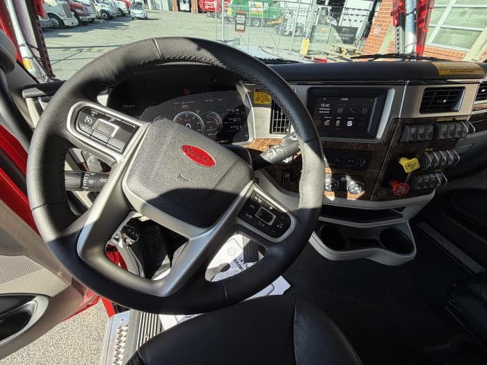 2025 Peterbilt 589 — photo 17