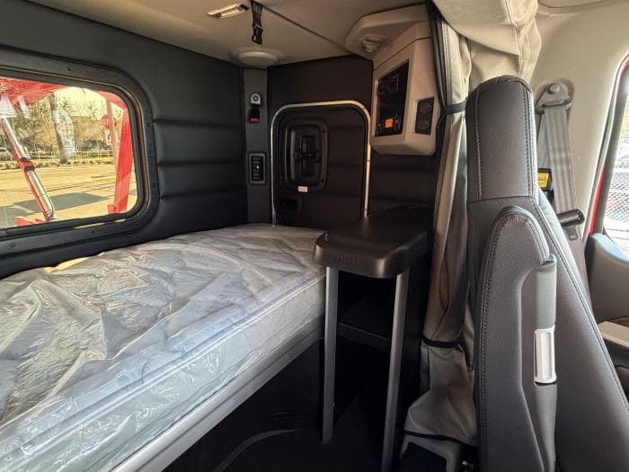 2025 Peterbilt 589 — photo 24