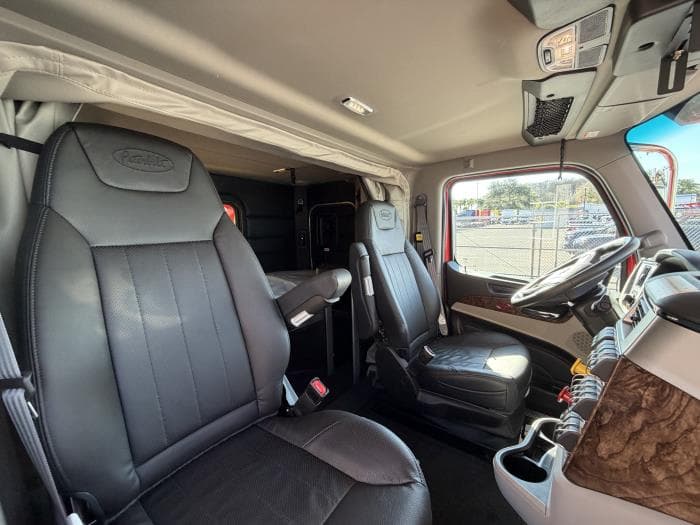 2025 Peterbilt 589 — photo 26