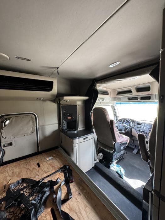 2022 Peterbilt 579 — photo 28